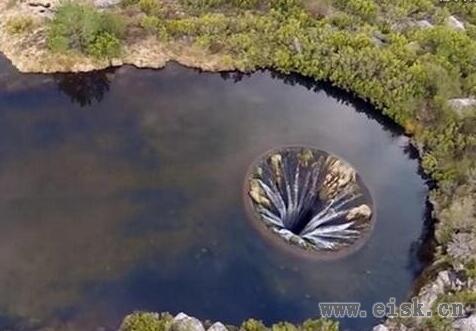 地球穿孔了？葡萄牙惊现湖面“破洞”