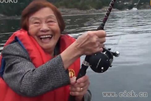 91岁婆婆在加拿大钓到鲨鱼