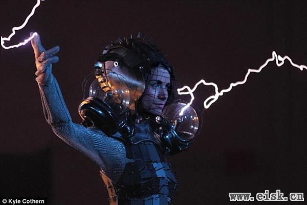 女艺术家设计超酷金属链甲服：可通50万伏高压电