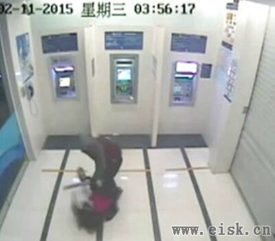 女子凌晨取款遭抢劫 16秒空手夺刀吓跑劫匪