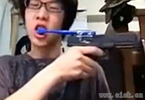 最佳后坐力实验 日本少年用枪刷牙 不做不死