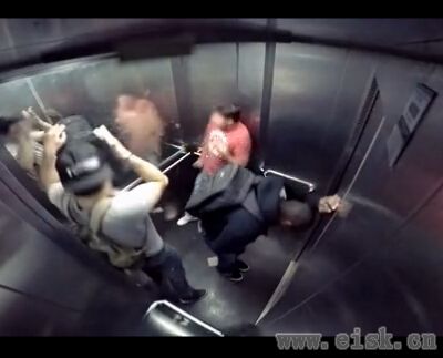 最恶心的恶作剧：电梯里喷翔