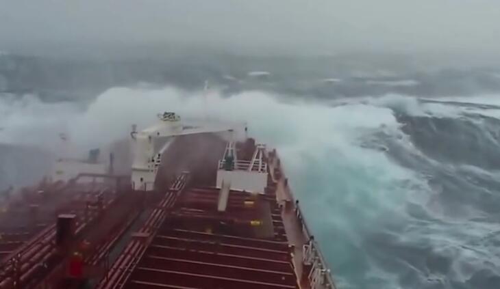 船舶迎击狂风巨浪，你一辈子不想见的大场面